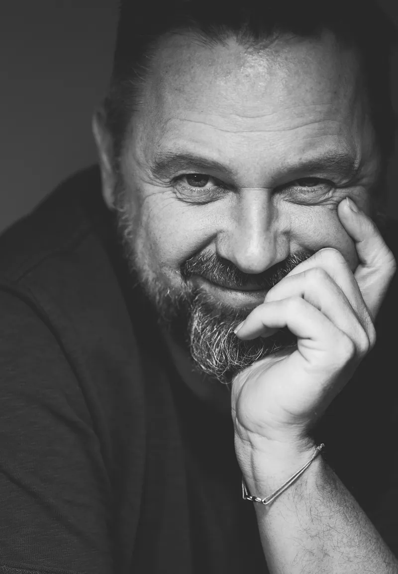 Mark Kujath, Portrait in Schwarzweiß