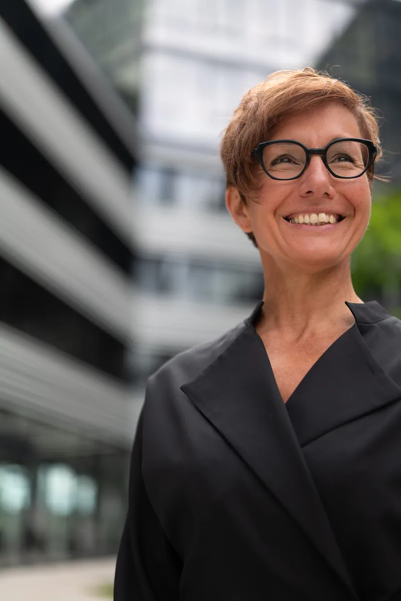 Business-Portrait vor Glasfassade