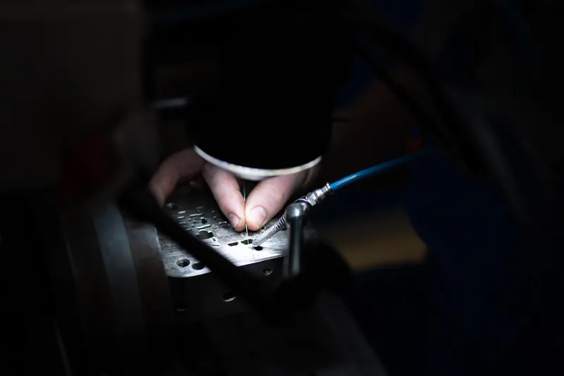 Industrie: Handarbeit im Detail