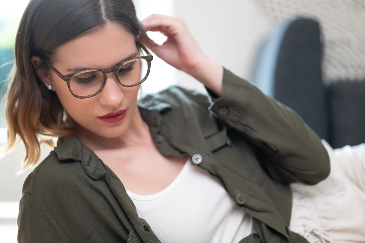 OPTISWISS: Frau mit Brille im Wohnraum, Lifestyle-Portrait