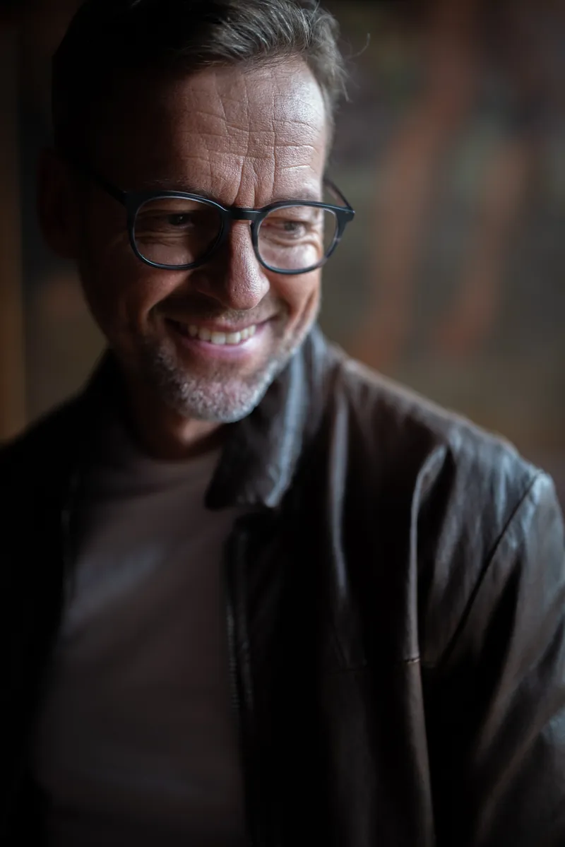 OPTISWISS: Mann mit Brille, Lowkey