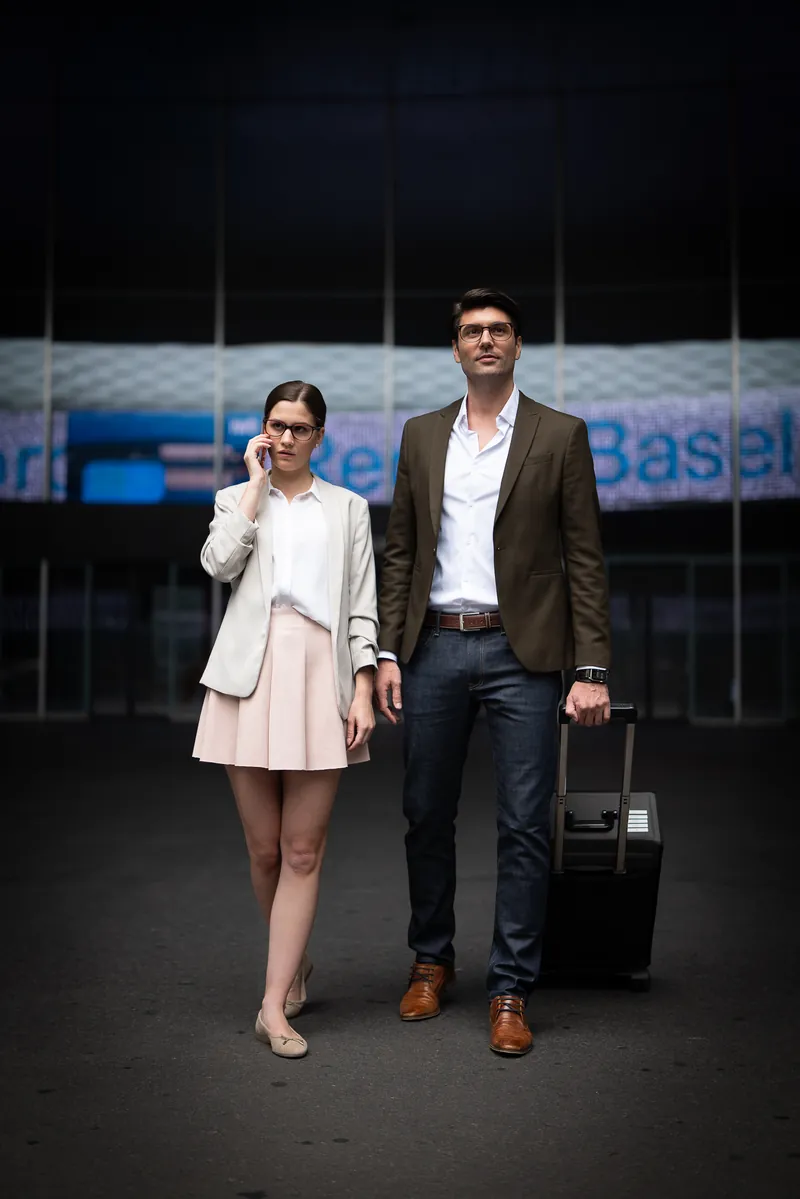 OPTISWISS: Paar mit Koffer am Bahnhof Basel