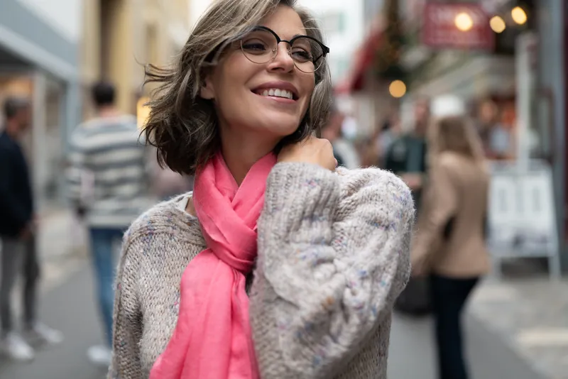 OPTISWISS: Frau mit pinkem Schal in der Altstadt