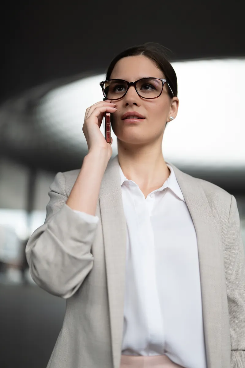 OPTISWISS: Telefonat im Business-Look