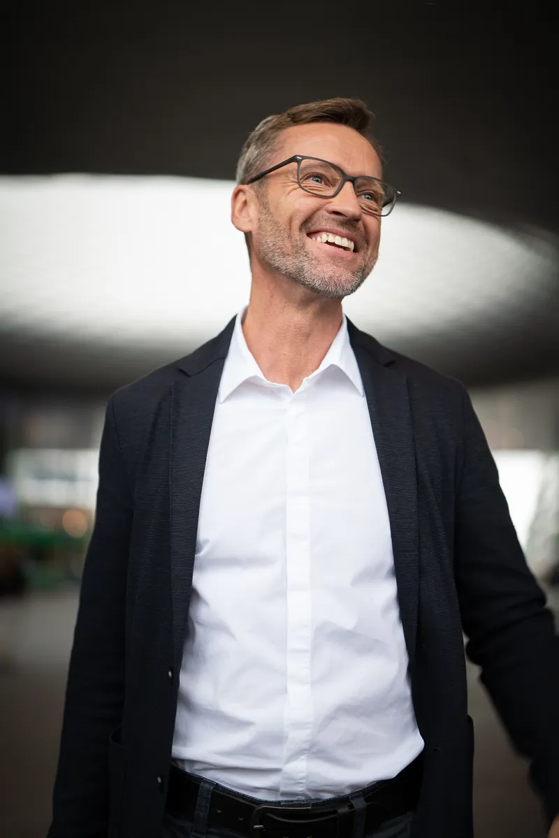 OPTISWISS: Mann im Sakko