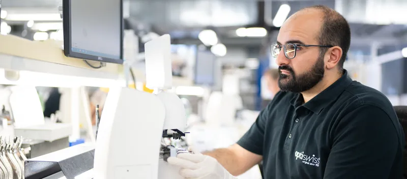 OPTISWISS: Brillenglas-Fertigung im Labor