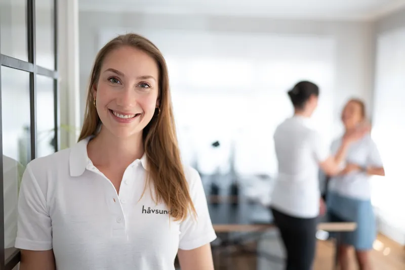 Corporate Lifestyle: Mitarbeiterin im Büro