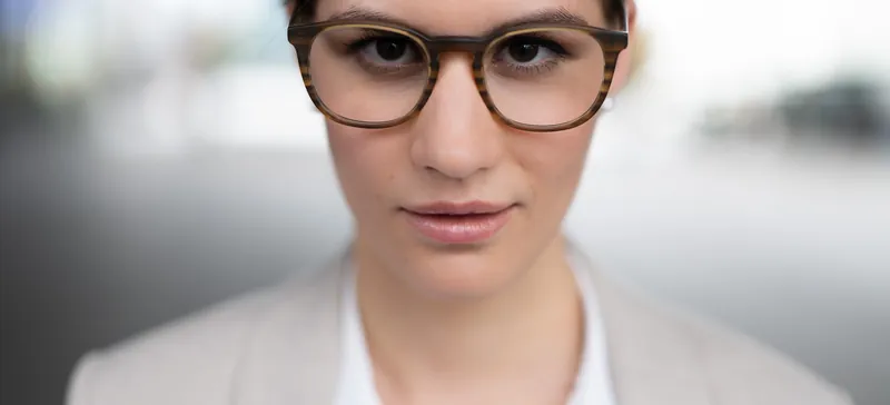 OPTISWISS: Close-up einer Frau mit Brille